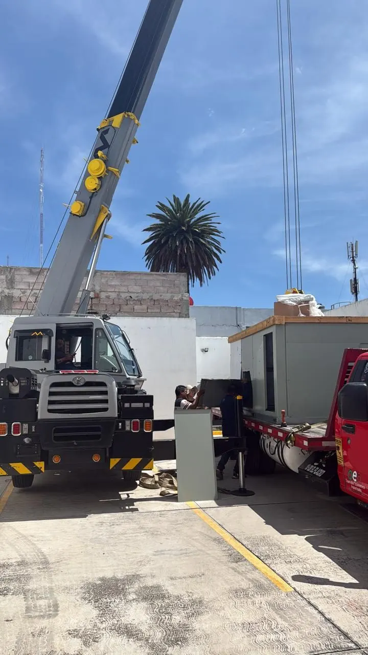 Estabilizador de la grúa desplegado entre el chasis y el camión que transporta el paquete HVAC.
